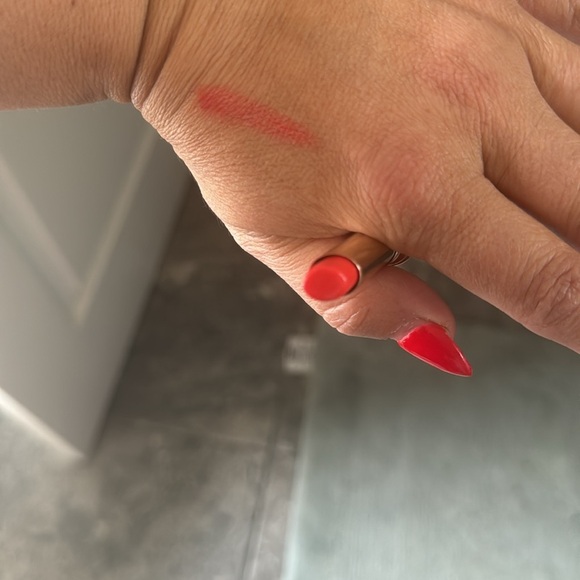 Clarins Instant Light Lip Balm Perfector
#07 Hot Pink - Size 1.8 g / 0.06 Oz. - Picture 5 of 5